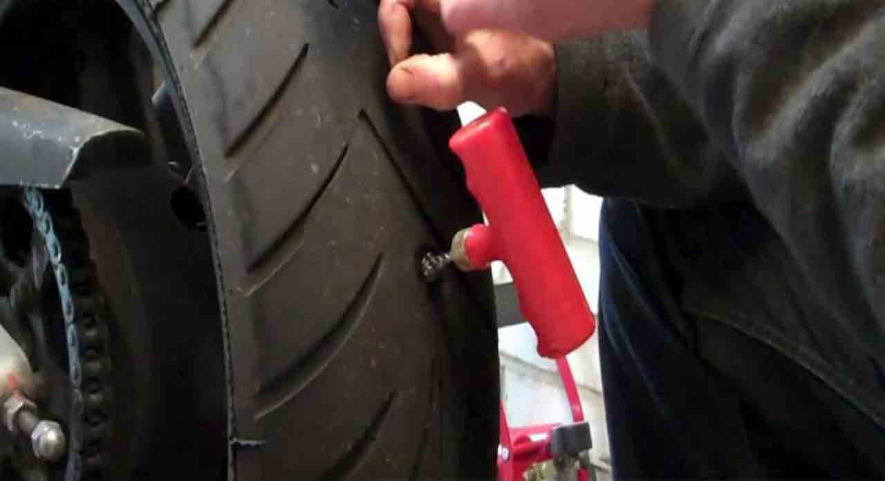 tubeless-tyre-repairing-2